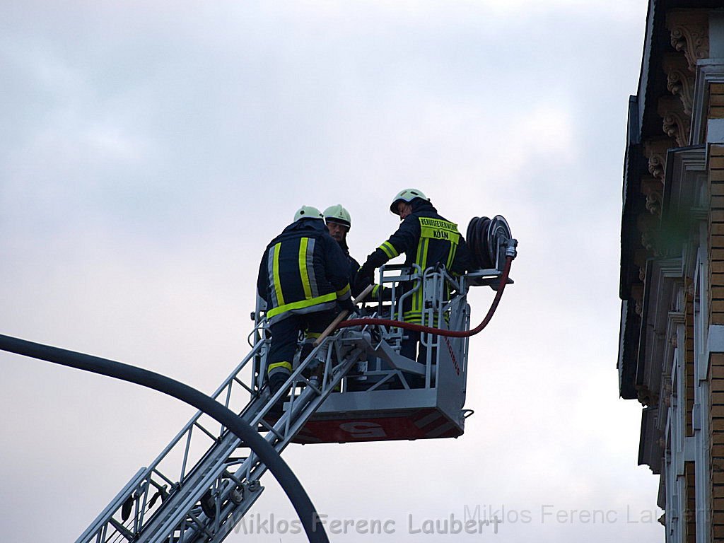 Einsatz Feuerwehr SEK Polizei Koeln Nippes Merheimerstr P152.JPG